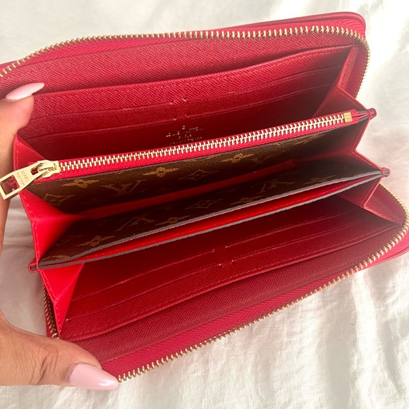 👑✅PRICE FIRM✅ Red and Brown Fashion Large Retiro Zip Around Wallet - Picture 10 of 16